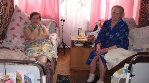 Risultati immagini per Заробітчани влаштовують батьків у будинки для престарілих