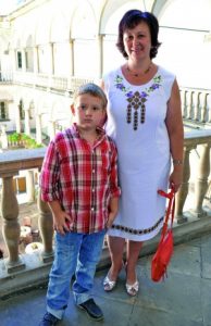 Аліна Кулина з онуком Антоном у Львівському історичному музеї. 14 років живе в Італії. Працює покоївкою. На вихідних викладає в школі для дітей українців у місті Аверса