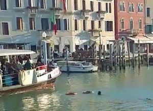 Risultati immagini per IMMIGRATO SUICIDIO VENEZIA