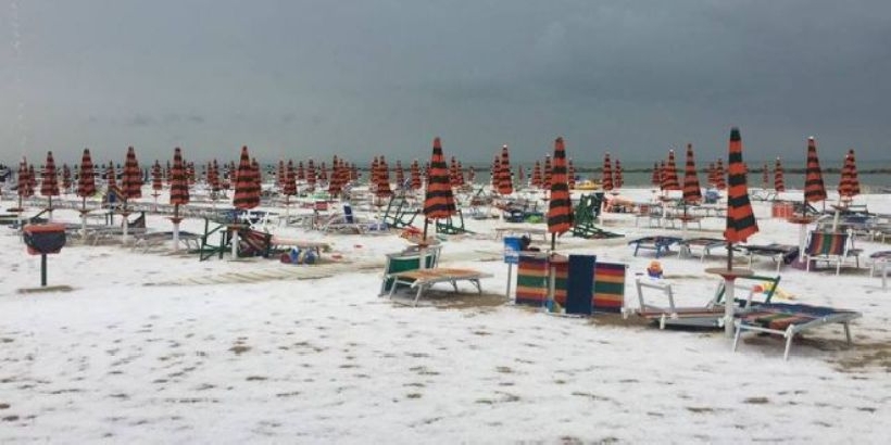 Risultati immagini per grandine italia spiaggia