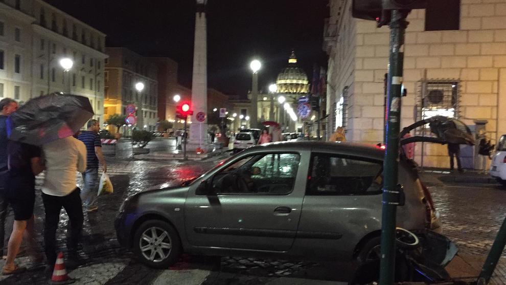 Risultati immagini per AUTO TRAVOLGE PASSANTI A SAN PIETRO